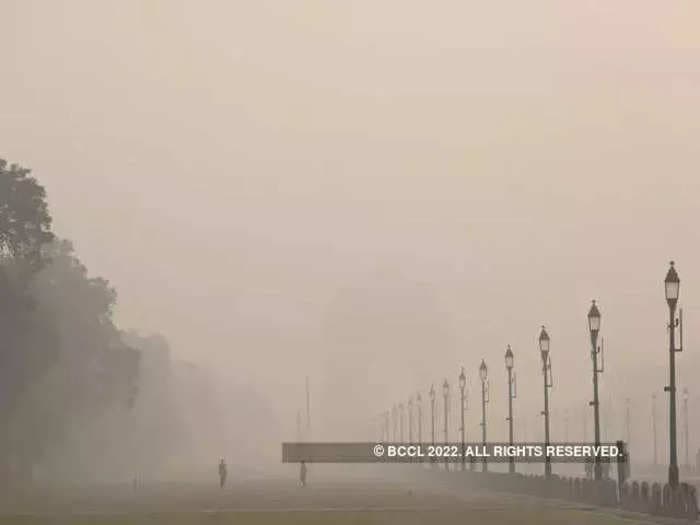 Smog envelops Delhi, AQI remains in 'very poor' category