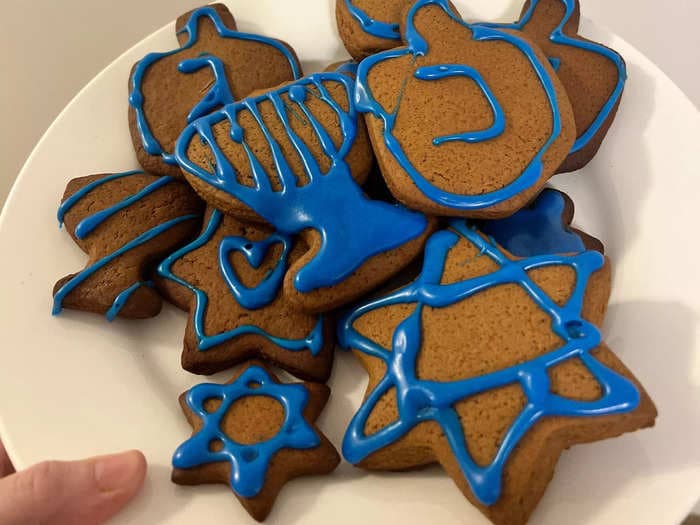 I tried Martha Stewart's 'basic' gingerbread-cookie recipe and I've never felt more festive