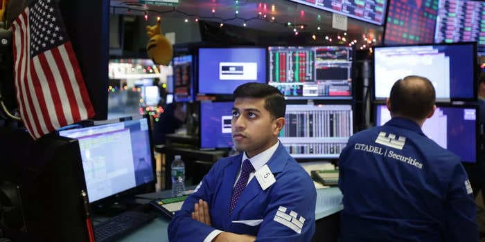 US stocks fall for the 4th straight session as recession fears persist