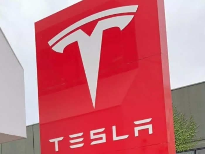 Tesla set for another round of layoffs in early 2023, pauses hiring