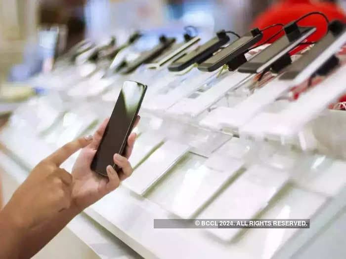 Indians want to touch & feel smartphones before buying: CyberMedia Research