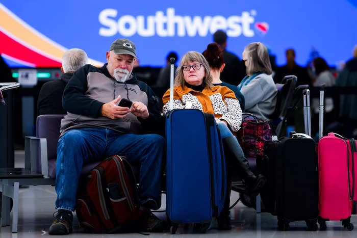 Southwest is giving workers bonus points worth about $400 to say sorry for the 'physical and emotional toll' of the holiday meltdown