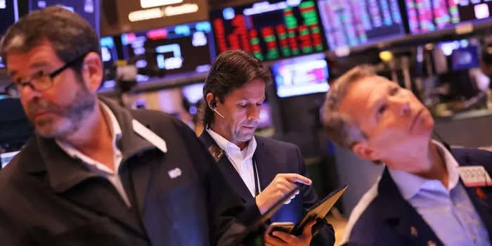 US stocks fall as investor concerns grow over looming recession and debt ceiling fight