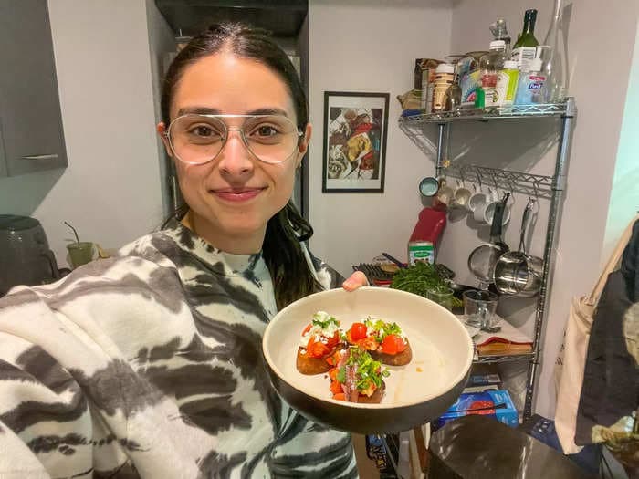 I made Florence Pugh's garlicky crostini and the recipe was both chaotic and delicious