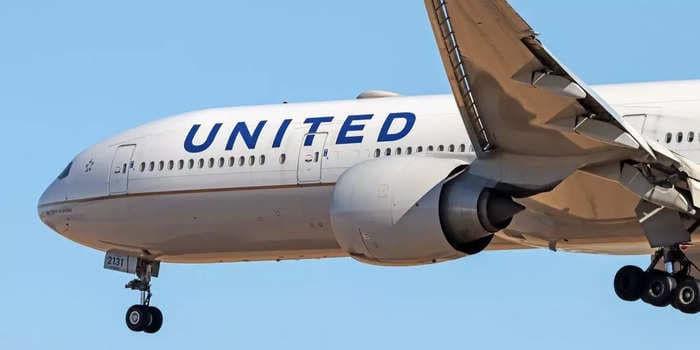 A United Airlines flight plunged within 800 feet of the Pacific Ocean on the same day severe turbulence injured 25 people, data shows