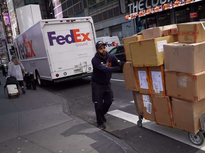 FedEx warns drivers not to throw packages or make 'obscene or offensive markings' on them