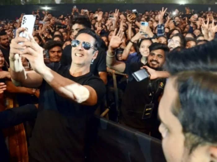 Akshay Kumar smashes world record with 184 selfies taken in three minutes!