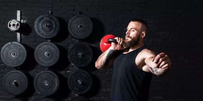 How to do a proper kettlebell snatch and common mistakes to avoid, according to a personal trainer
