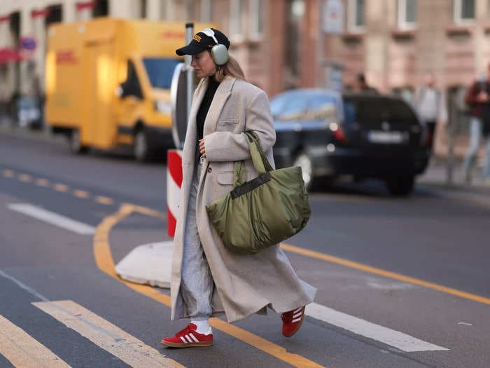 Vogue has called them the new celebrity "It" item. And lately, police say a roving team of thieves in NYC is using mopeds to snatch and grab the $549 Apple AirPods Max right off the heads of unsuspecting victims.