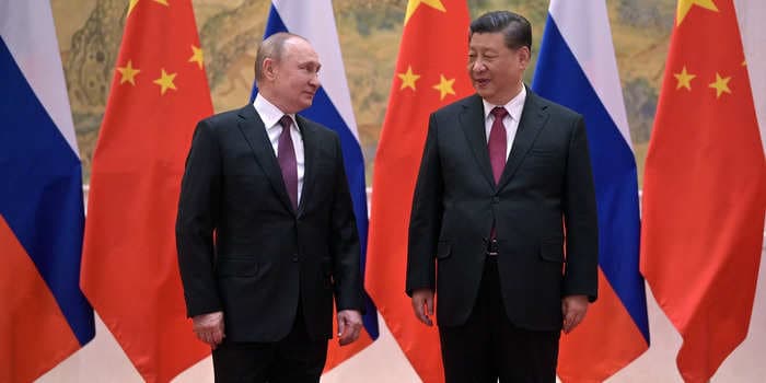 Here's why experts say Russia and China's attempts to 'de-dollarize' global markets are going nowhere