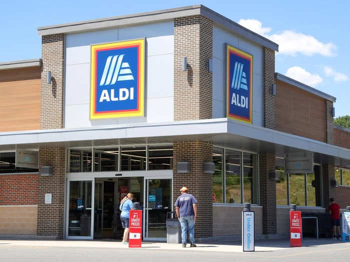 We visited Aldi stores in the US and the UK for the first time and were surprised by how the grocery chain is both efficient and disorganized. Take a look.