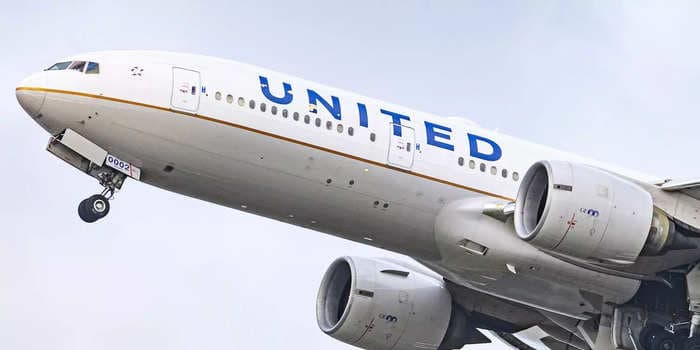 A United flight was grounded after a passenger found a bomb threat note in the bathroom: reports