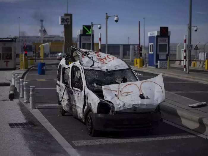 France pension protests: Crowd clashes with police, retort with firecrackers