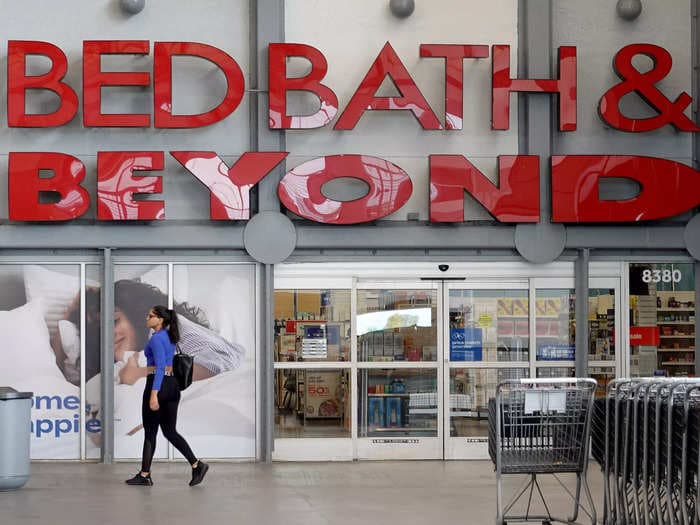 Bed Bath & Beyond is now offering $500 bonuses to hourly employees to stop them from quitting before their stores close