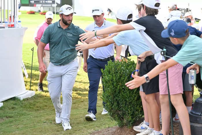 Jon Rahm was playing again just 4 days after winning the Masters and it's a masterclass in putting the fans first
