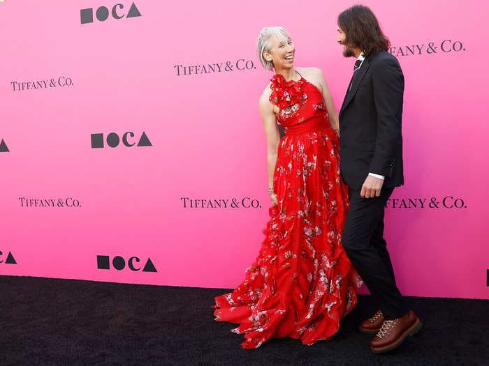 Keanu Reeves and his girlfriend, Alexandra Grant, share a kiss in a rare red-carpet moment at the 2023 MOCA Gala