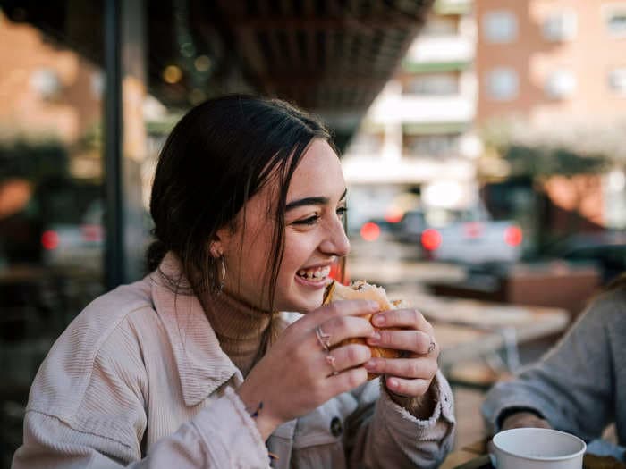 Gen Z eats fast food like no other generation. From a love for spicy food to visiting restaurants in big groups, these are 6 traits that define their dining habits.