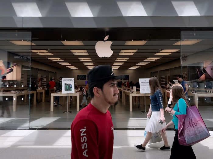 Unionized Apple store workers want you to start tipping them