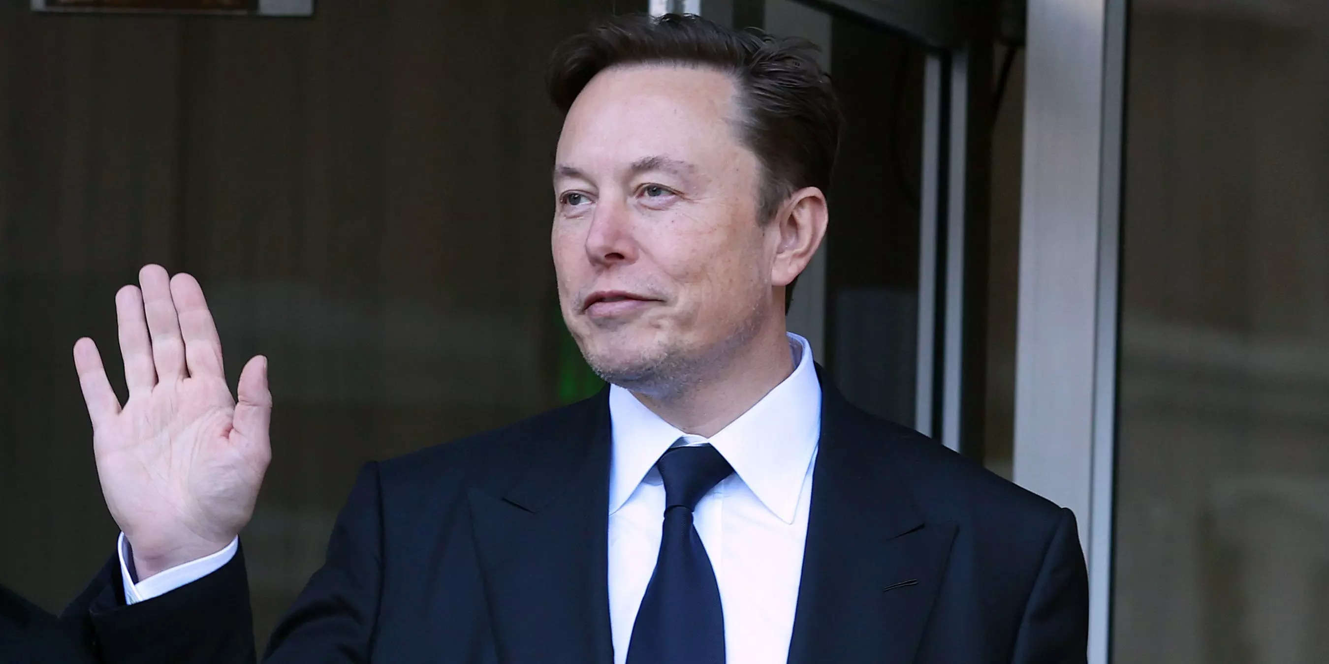Watch Elon Musk, Bernard Arnault Meet in Paris - Bloomberg