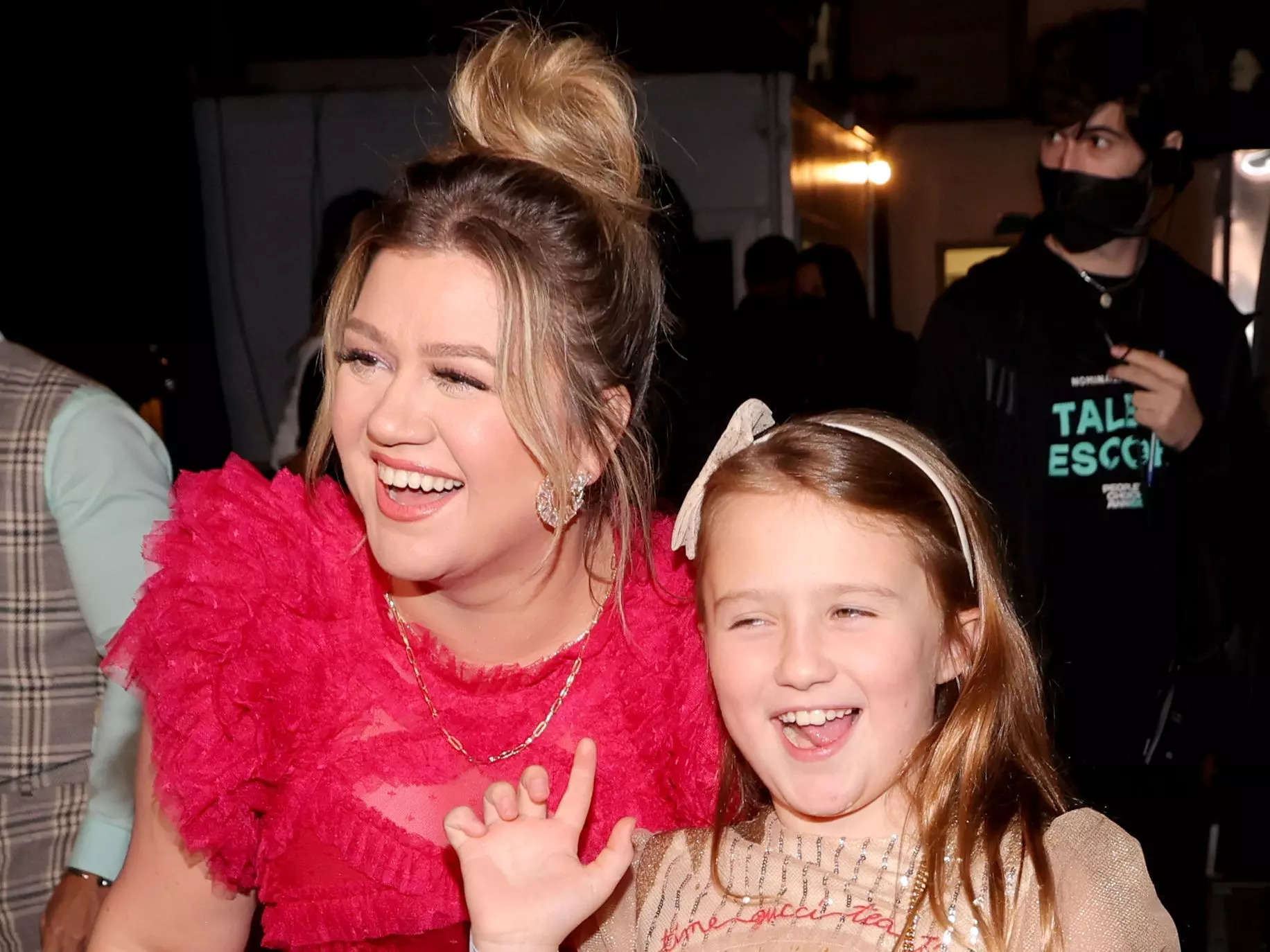 kelly-clarkson-s-9-year-old-daughter-sings-on-her-mom-s-latest-album