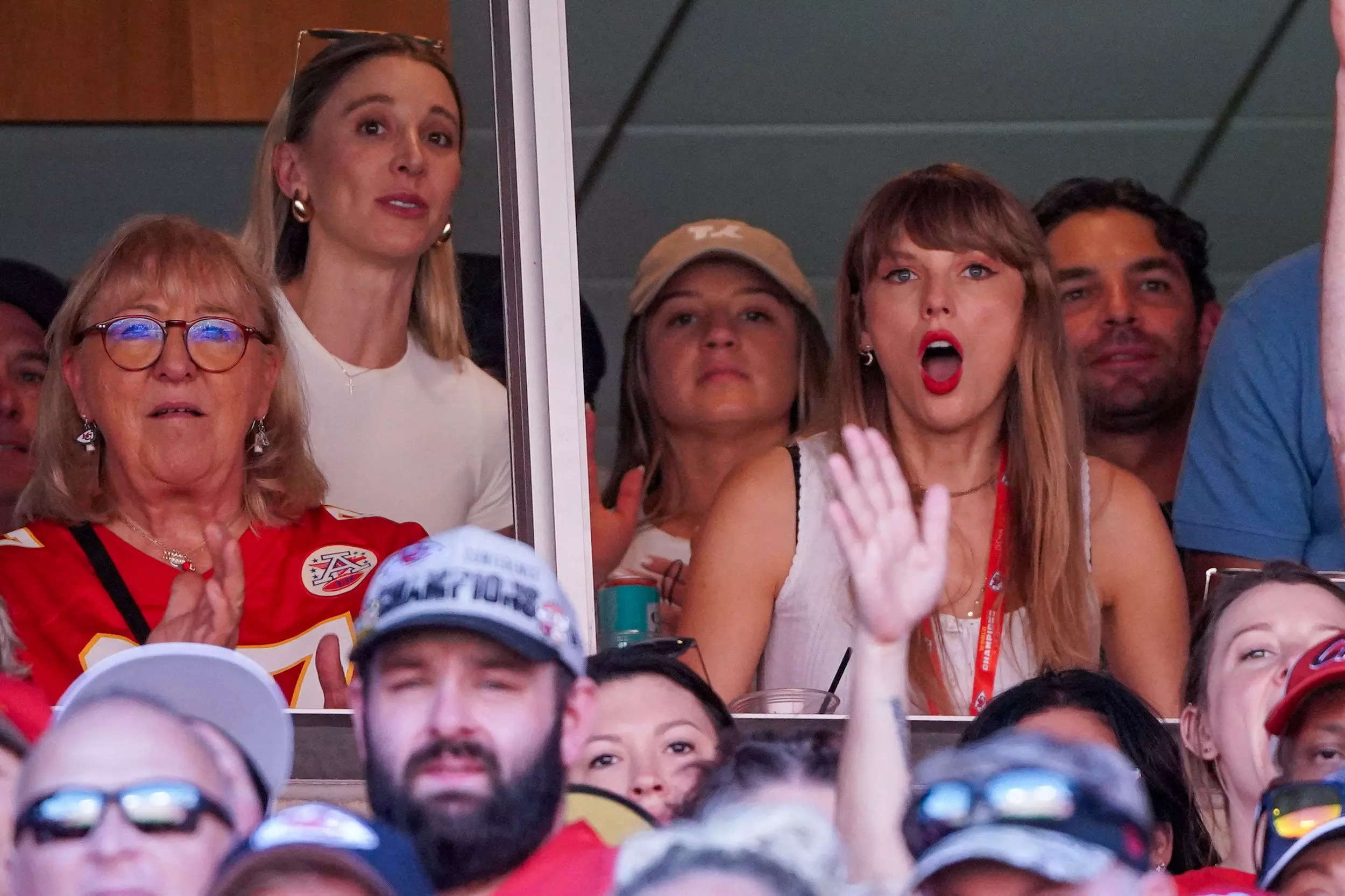 Taylor Swift Cheers Travis Kelce on at Kansas City Chiefs Matchup