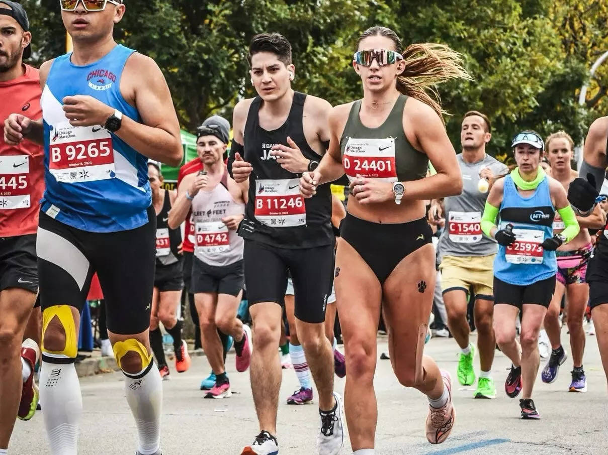 A marathon runner gave up a shot at breaking her personal record to ...