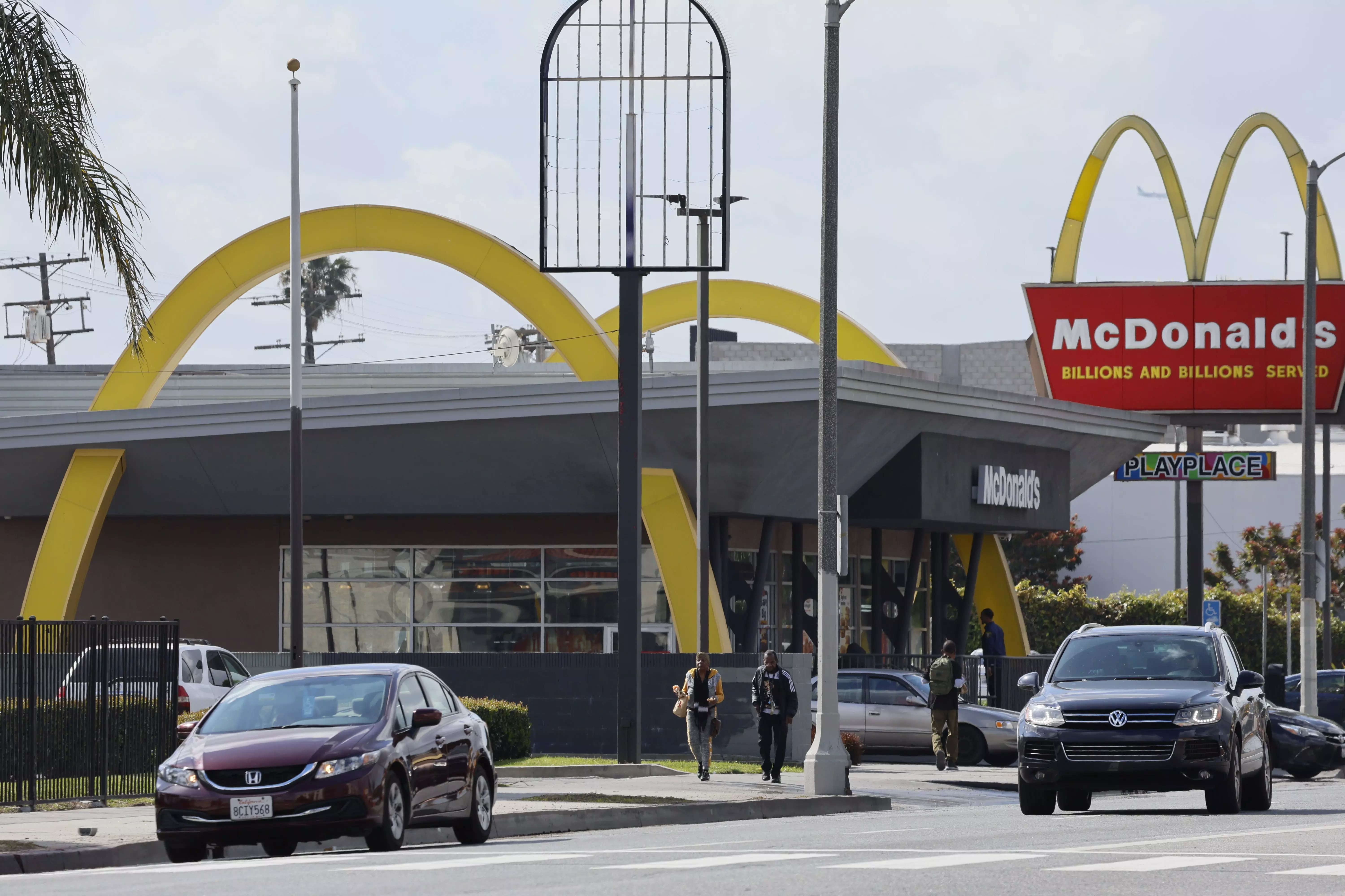 Here Are 5 Ways Fast-food Restaurants In California Are Cutting Costs ...