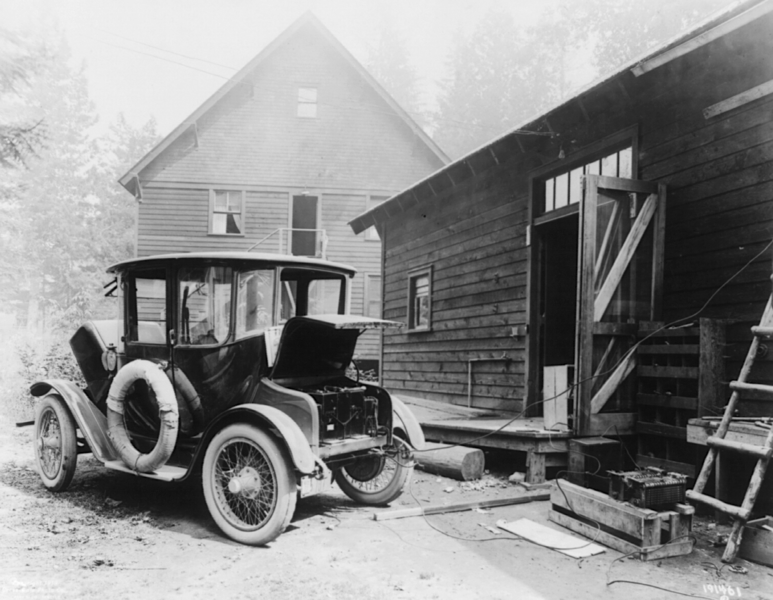 1896-the-hartford-electric-company-sets-up-electric-car-charging