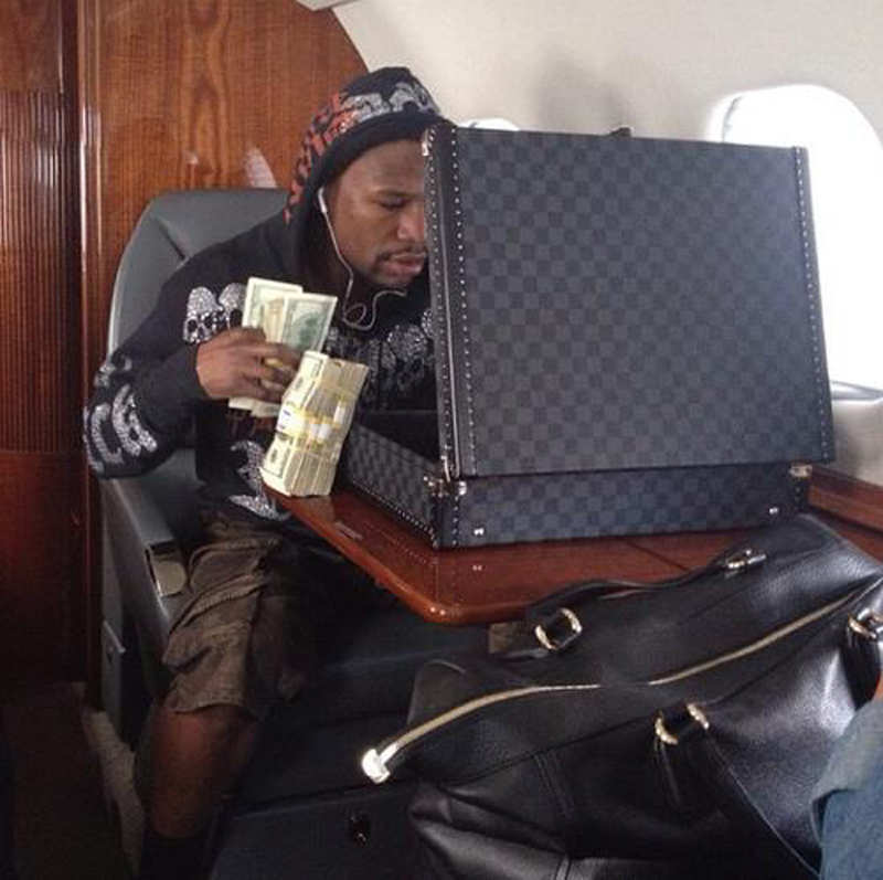 21 Examples of Floyd Mayweather Flaunting His Insane Wealth