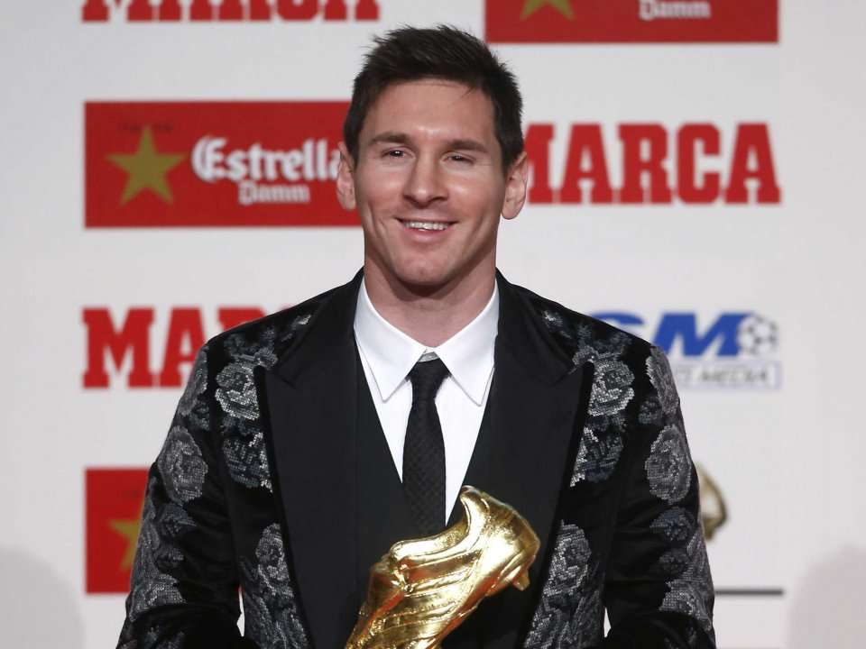 Lionel Messi Accepted A Big Soccer Award While Wearing A Flower Suit ...