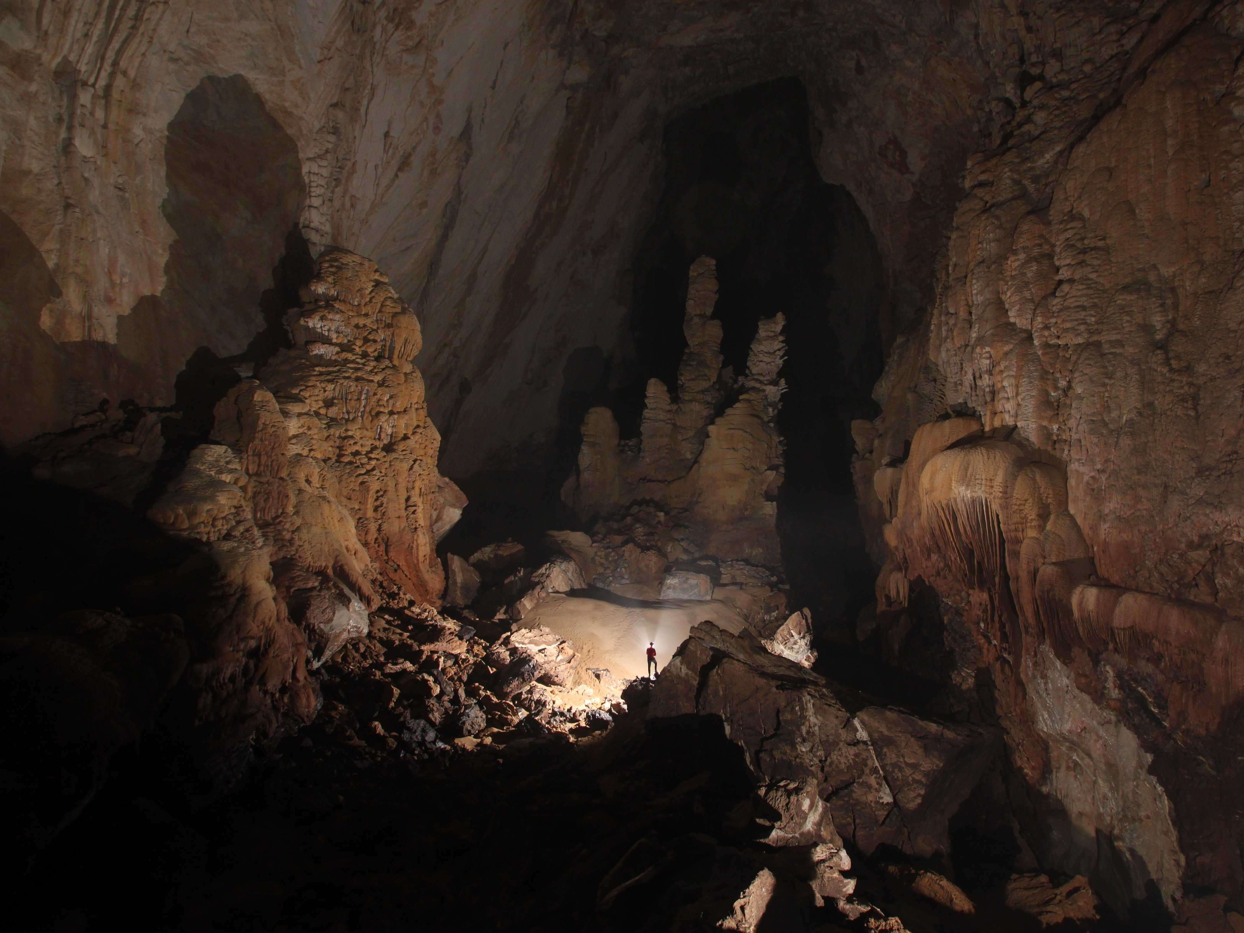 Cave fishing. Пещера Кейв крик. Хан сон Дунг. Пещера Хан сон Дунг Вьетнам. Пещера Хан Луан.