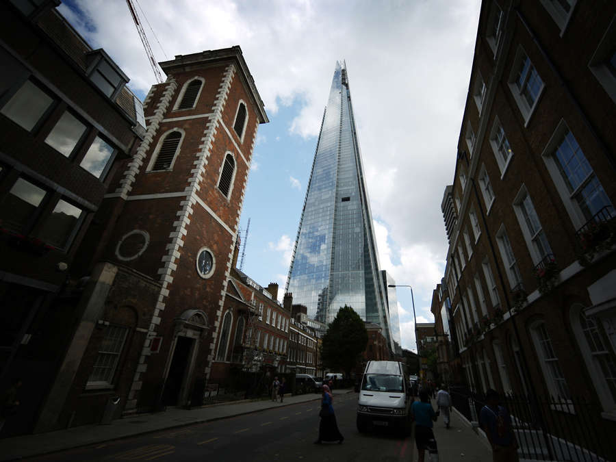 Towers over. The Shard в Лондоне. Небоскреб осколок Лондон. Гигантский небоскреб. Самое высокое здание в Лондоне.