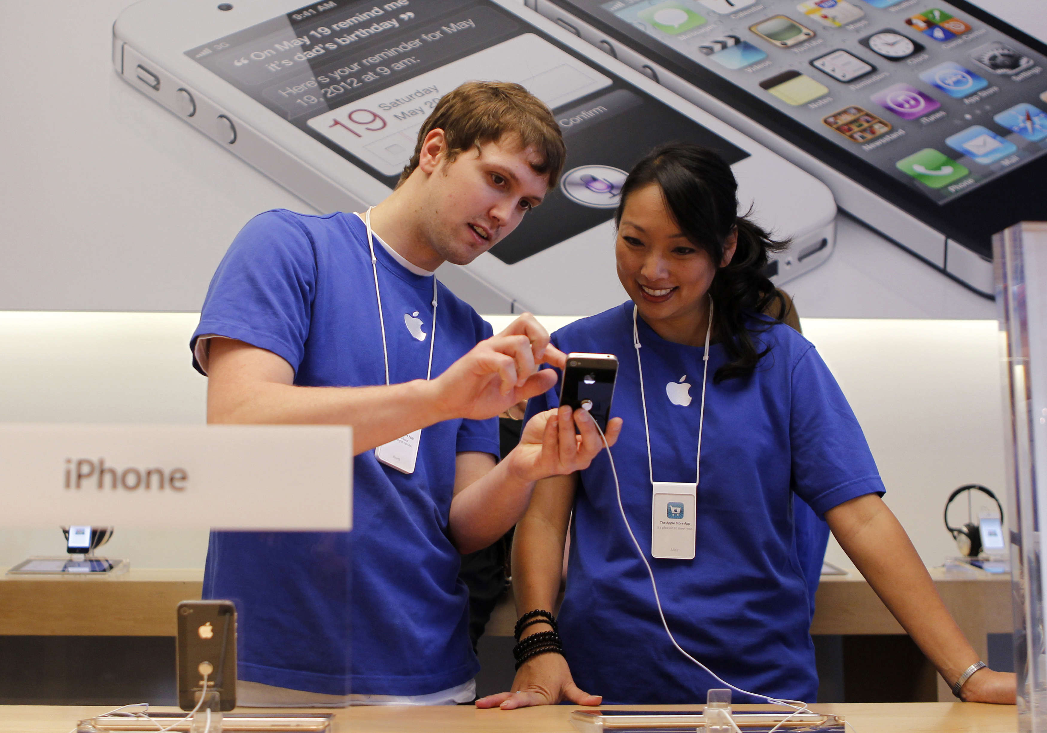 Apple employees. Сотрудники Apple. Сотрудники Apple Store. Униформа работников эпл. Работники компании эпл.