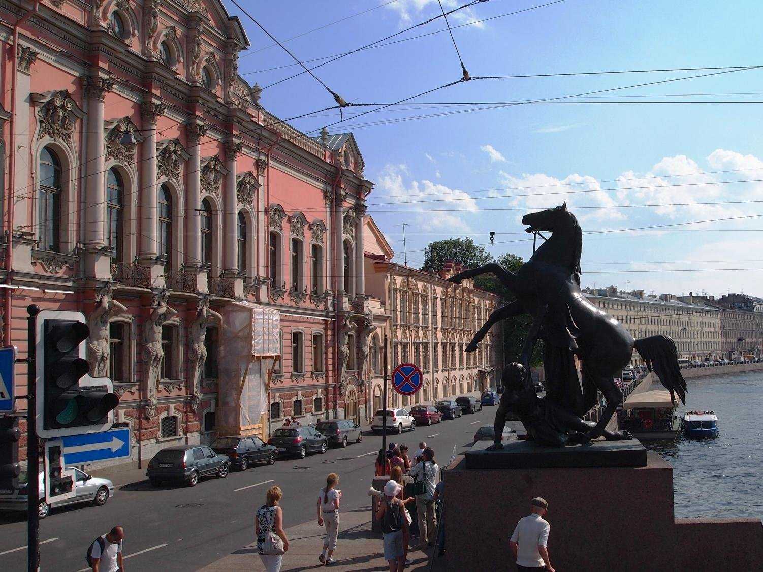 Время санкт. Anichkov Bridge St Petersburg. Аничков мост елка. Евгений Жуков редактор Аничков мост. Аничков мост красивые фото без людей.