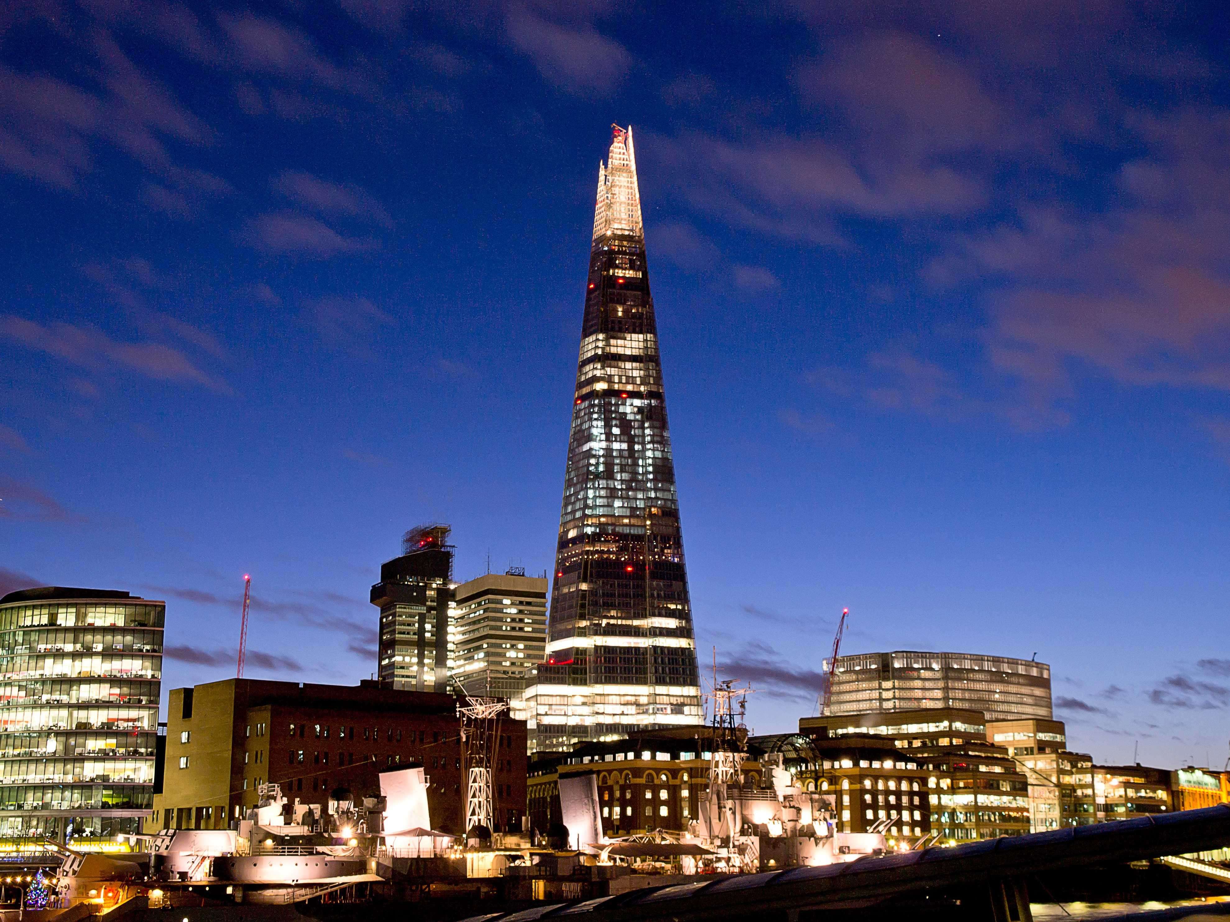 Самое высокое здание лондона. The Shard в Лондоне. Небоскреб осколок Лондон. Небоскреб Шард Ренцо пиано. Небоскреб зе Шард.