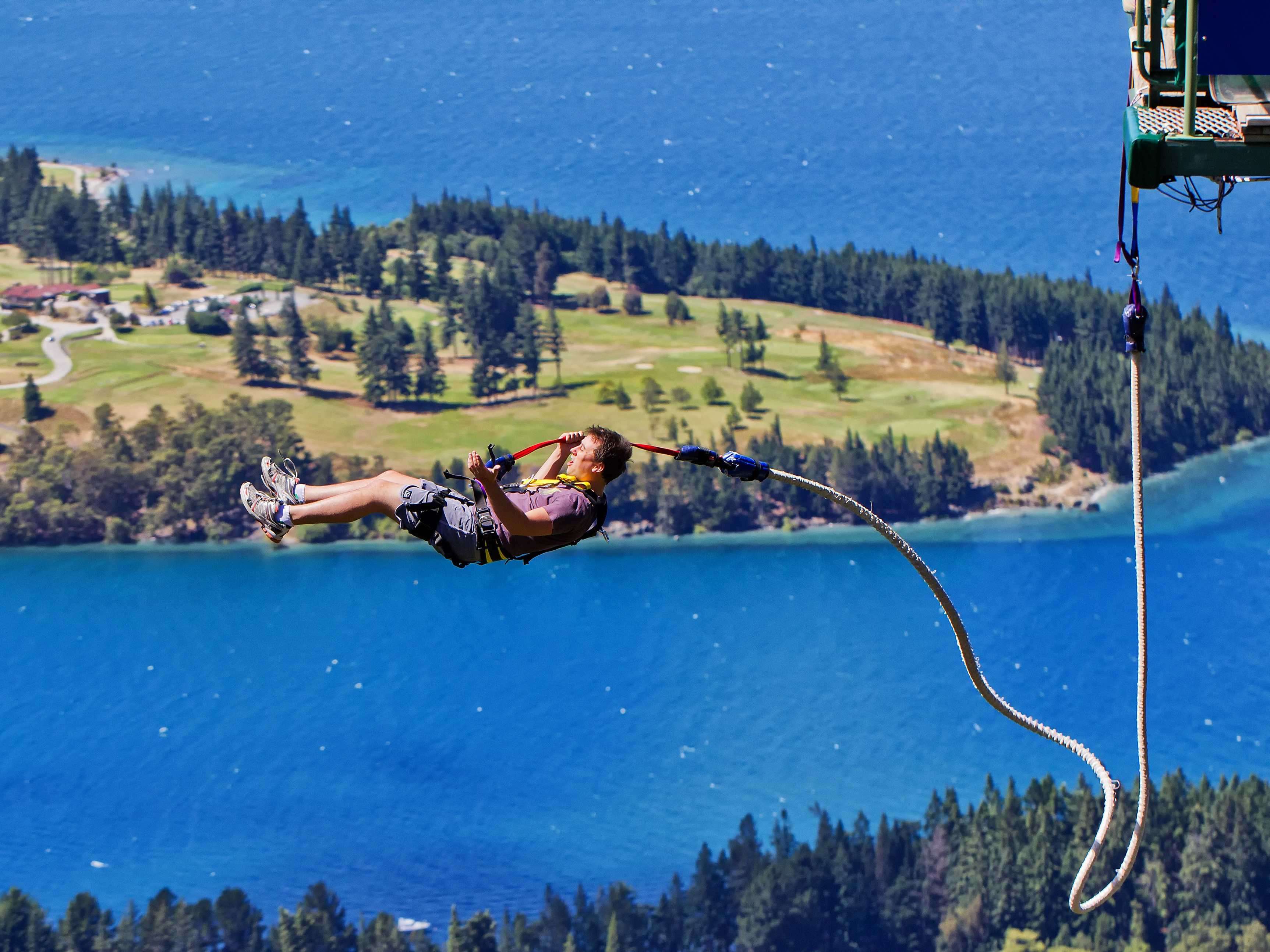 Прыжок с тарзанки. Bungee jumping новая Зеландия. Прыгнуть с тарзанки. Тарзанка в новой Зеландии.