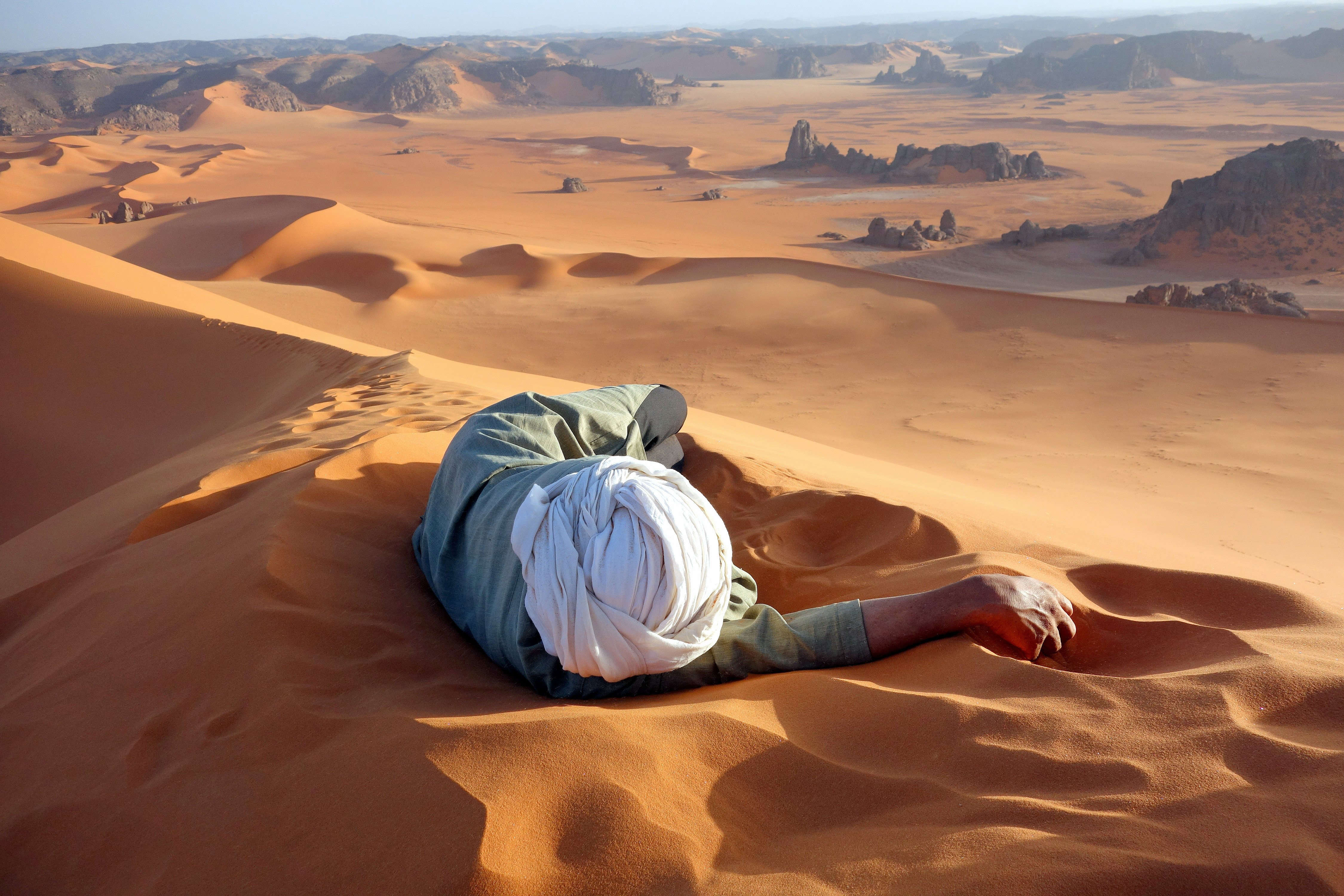 Desert people. Пустыня сахара. Странник в пустыне. Человек в пустыне. Путник в пустыне.