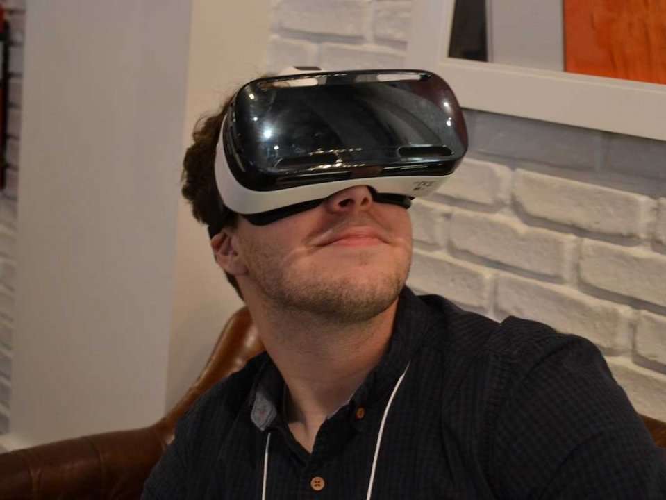 I Tried Out Samsung's Virtual Reality Headset, And I'm Convinced It's ...