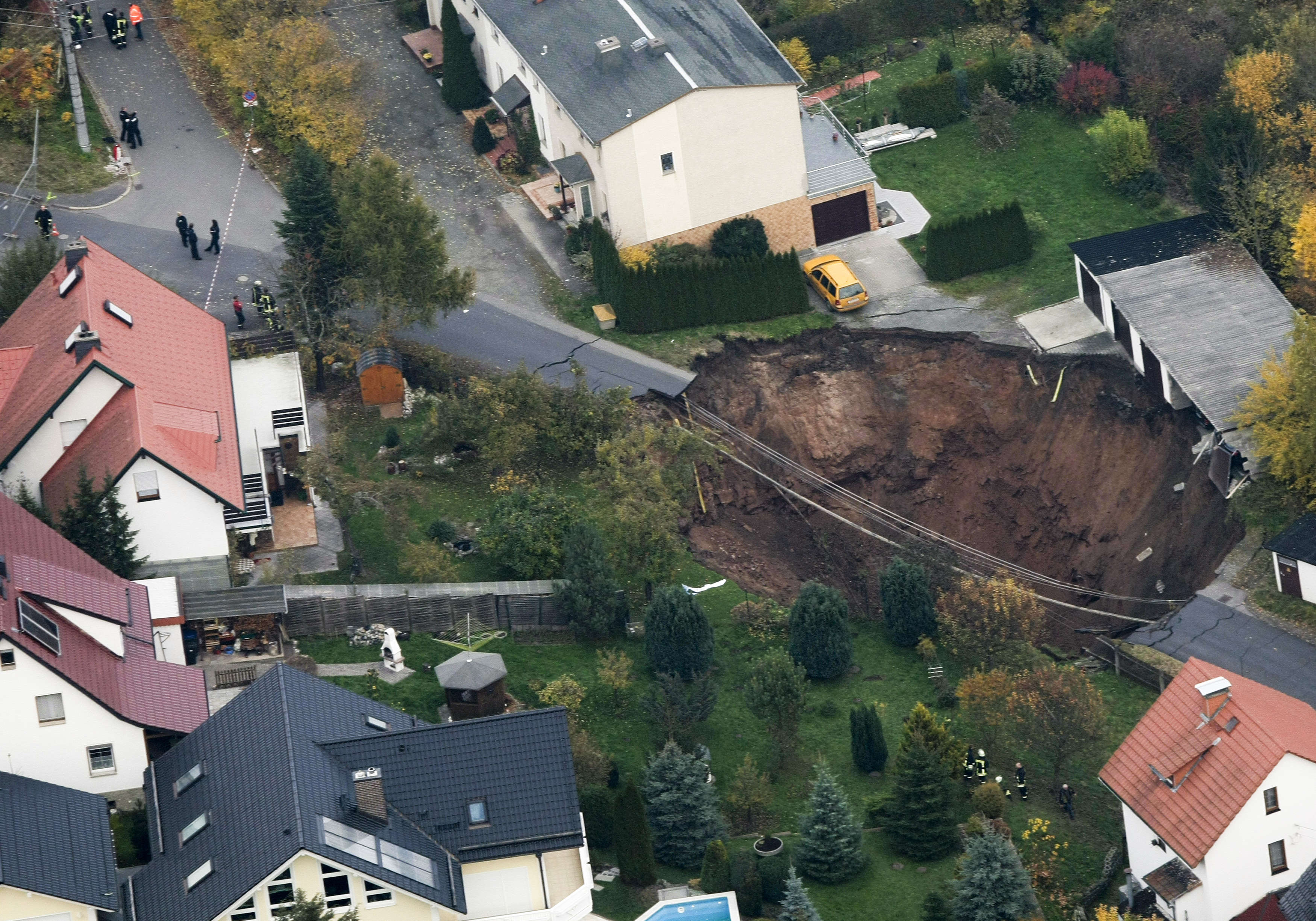 Просадка. Карстовая воронка, Гватемала (2010). Карстовый провал в Соликамске. Sinkhole карстовая воронка. Карстовая просадка земной поверхности.