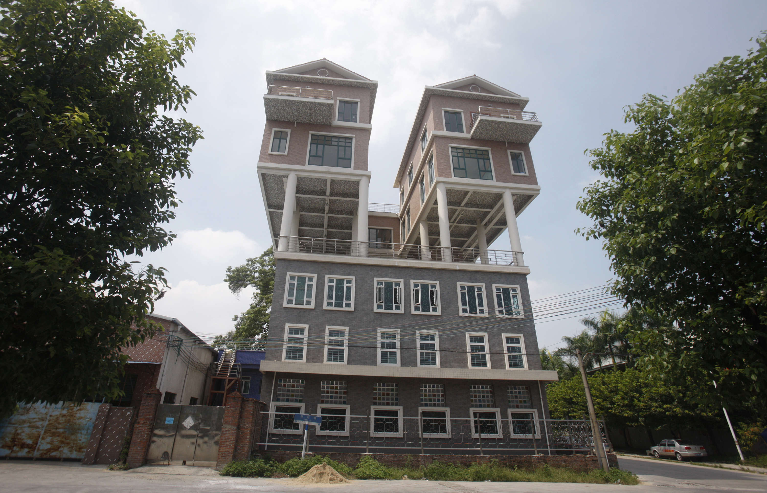 Looking house. Самый странный дом в мире. Надстройка дома. Уродливое здание. Надстройка над зданием.