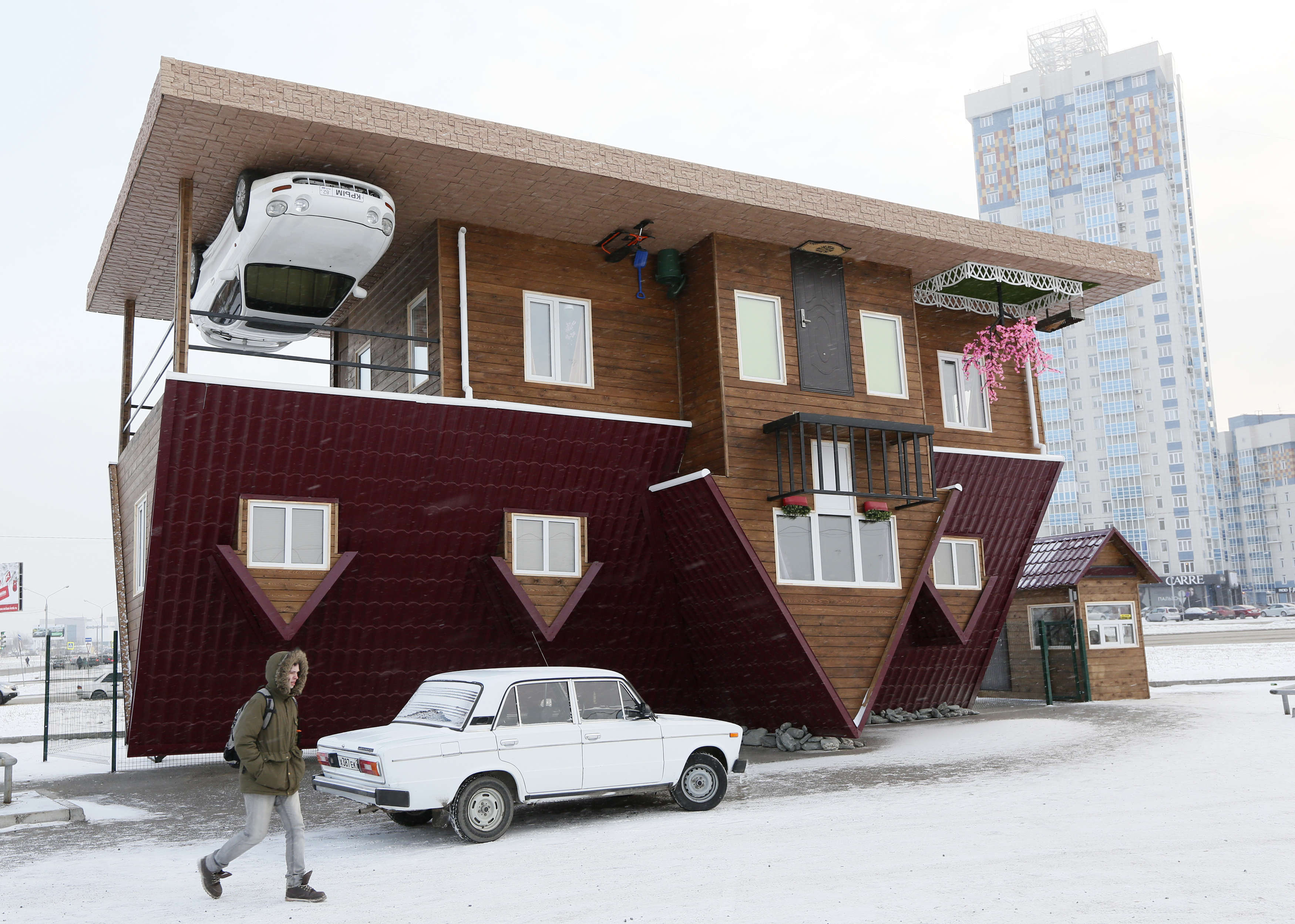 this-house-built-upside-down-in-russia-s-siberian-city-of-krasnoyarsk