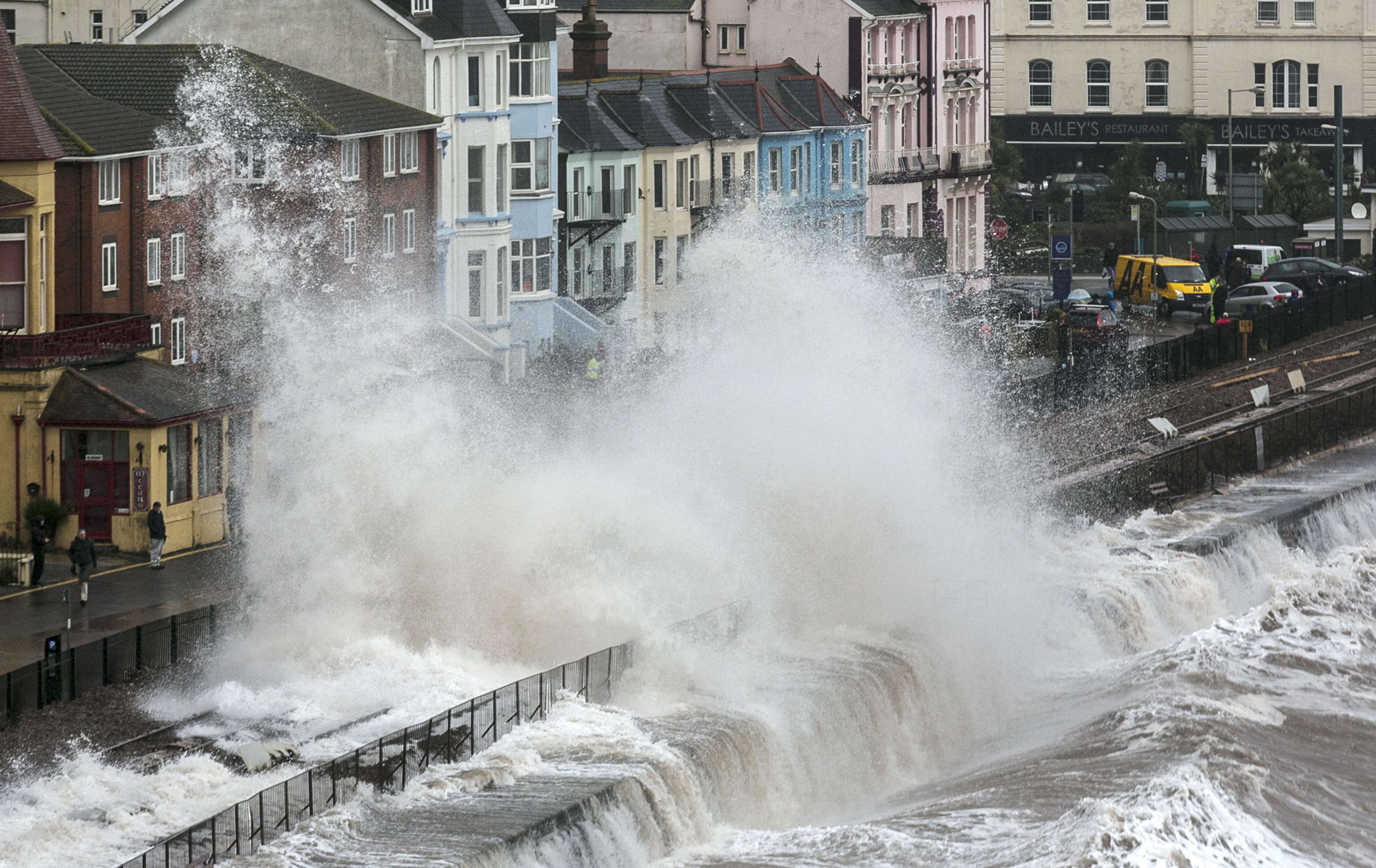 English storm. Ветровой нагон наводнение. ЦУНАМИ В Англии. Ветровые Нагоны. Ураган ЦУНАМИ наводнение.