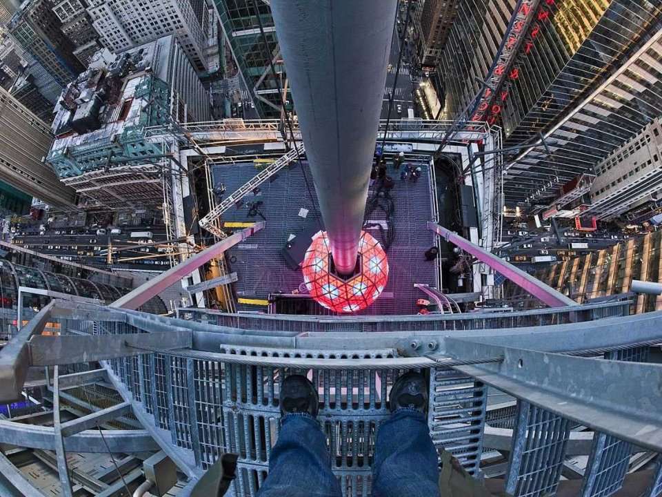 The Story Behind The Strangely Empty Times Square Building Where The ...