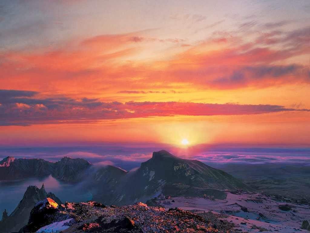 This is "Mt Paekdu's Sunrise." Paekdu is an active volcano ... - 1024 x 768 jpeg 54kB