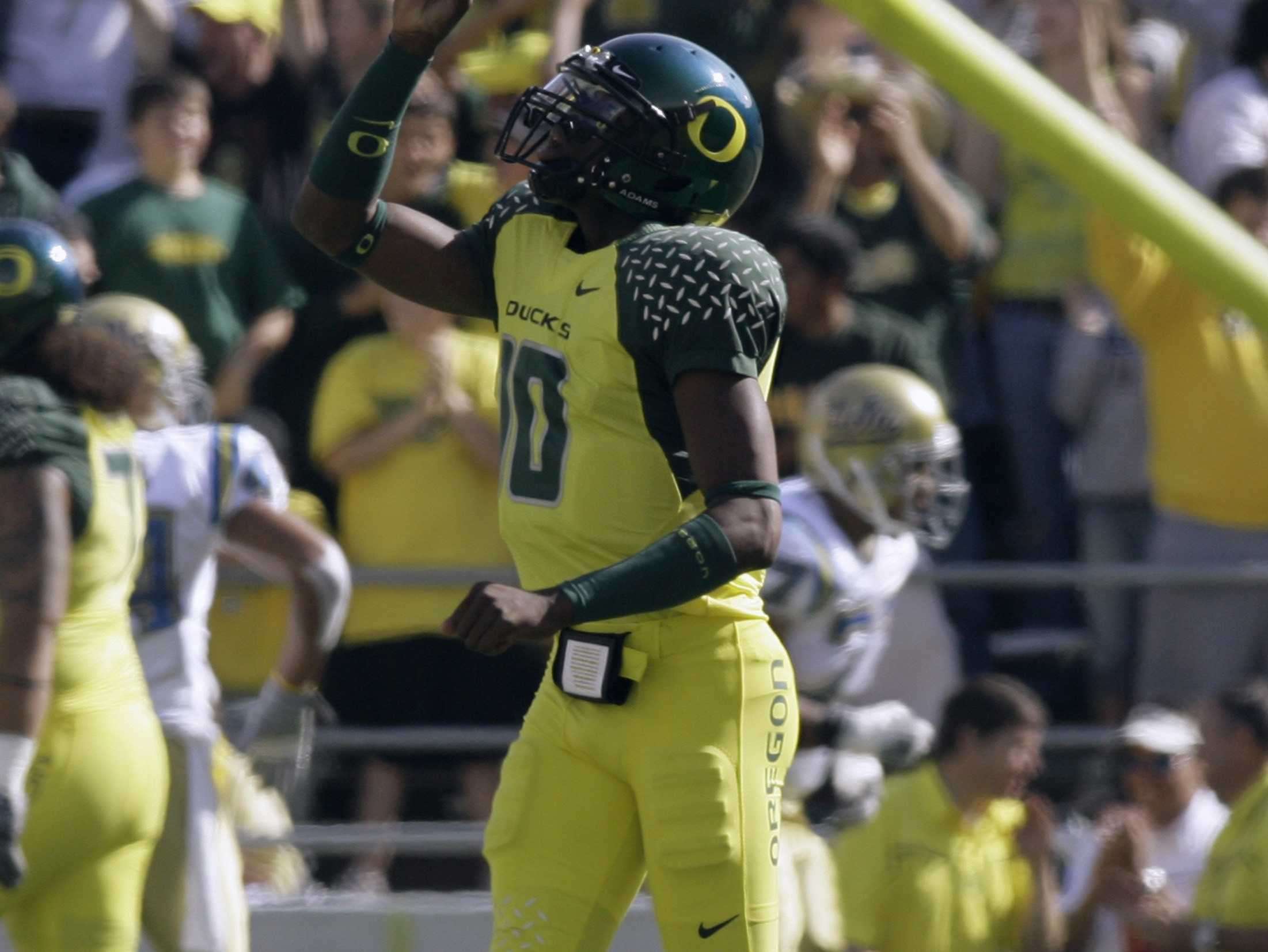 Oregon, Nike unveil new breast cancer awareness jerseys