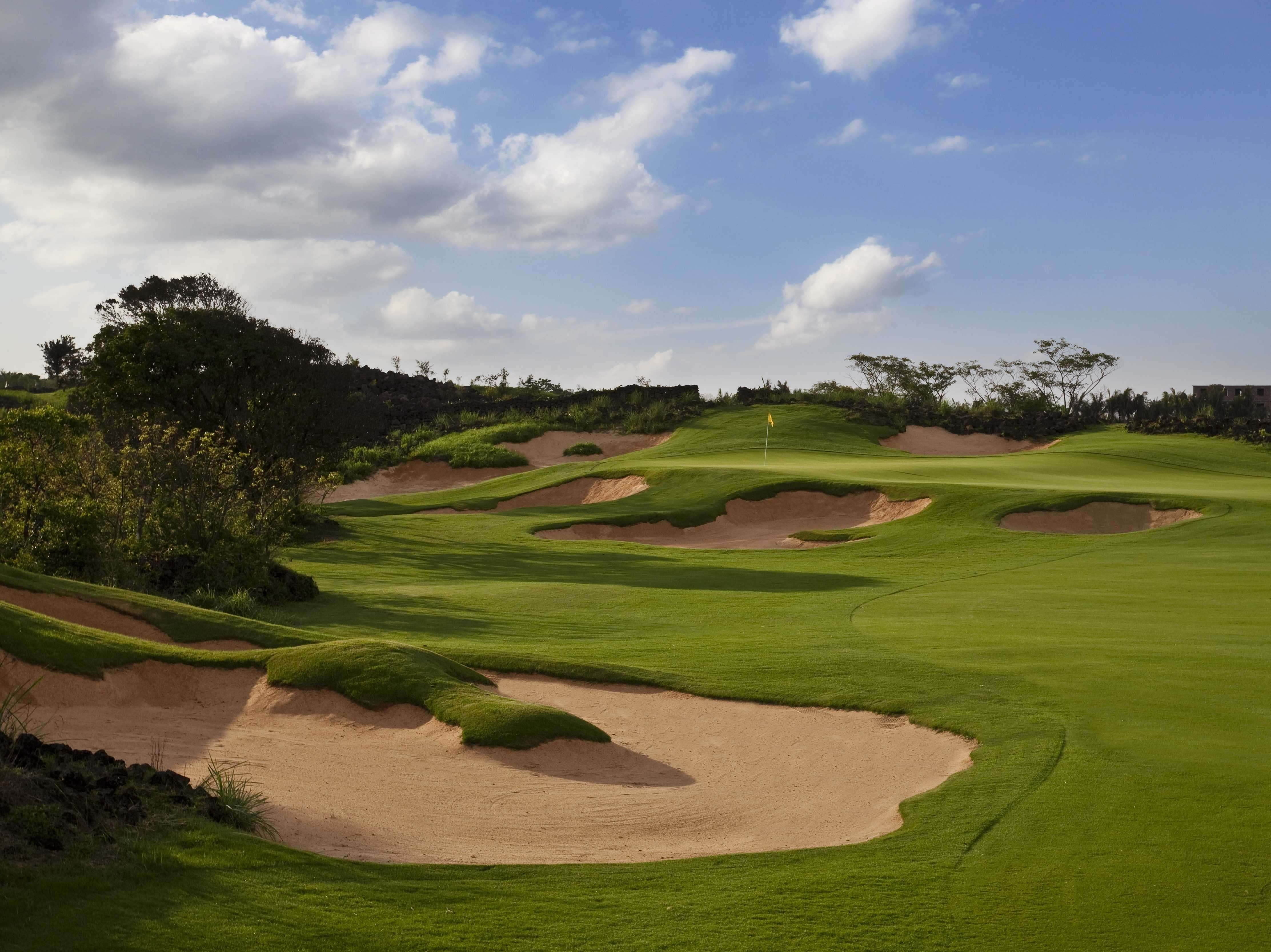 Course field. Lava field course, Mission Hills Haikou. Golf field Hill. Гольф на Хайнане. Tough Turf.