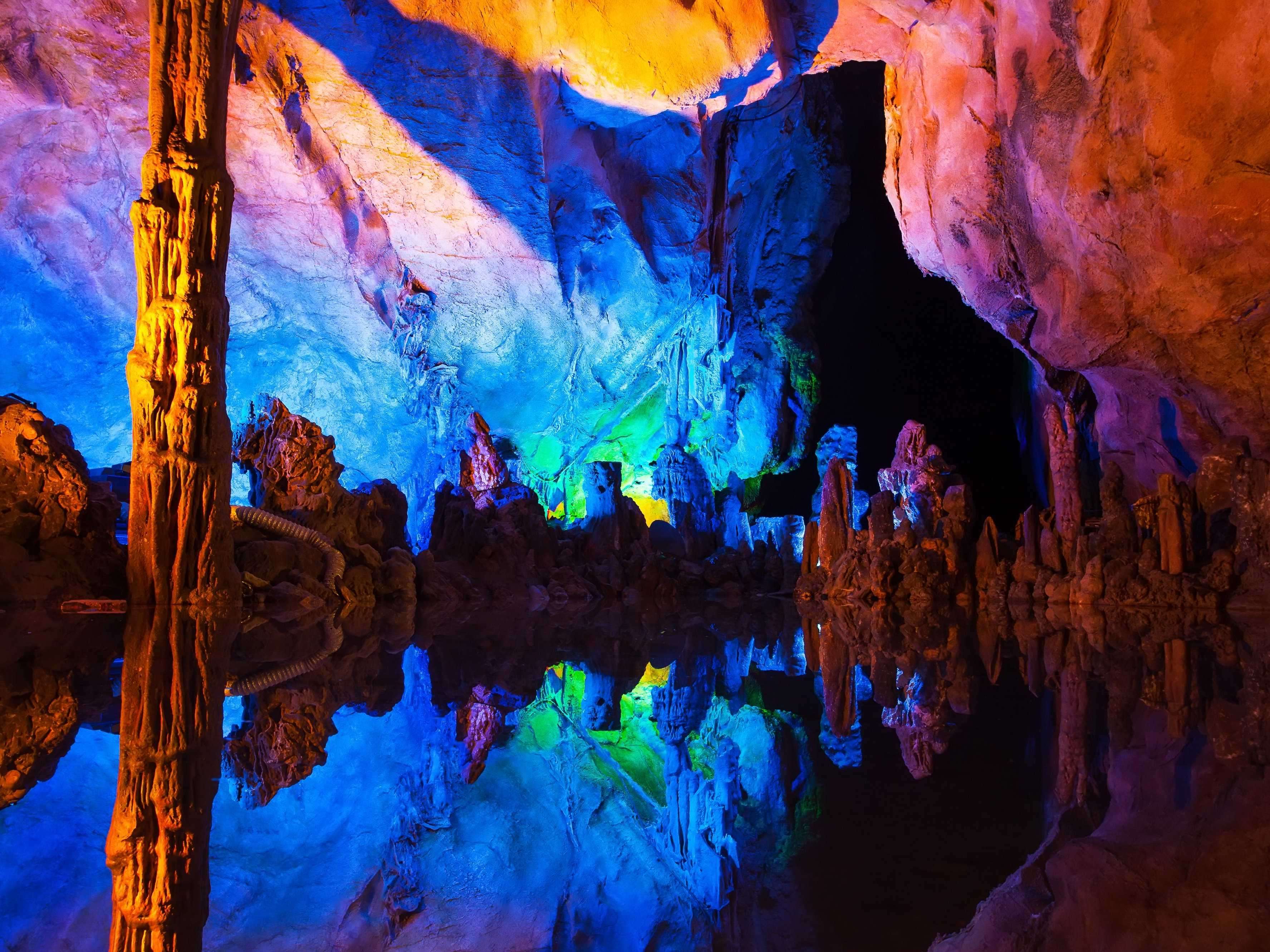 Underground lake. Пещера тростниковой флейты Гуйлинь. Пещера тростниковой флейты в Гуйлине, Китай. Пещера тростниковой флейты Рида, Китай. Пещера тросниково й флейты.