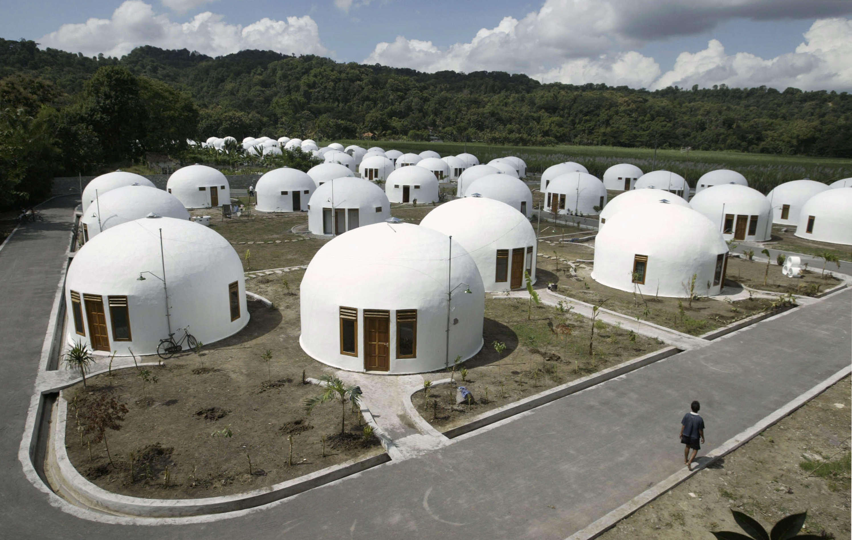 Как называется дом. Дом–купол (Dome House). Флорида, США.. Купольный дом Наоми Кэмпбелл. Domes for the World, Индонезия. Круглые дома.