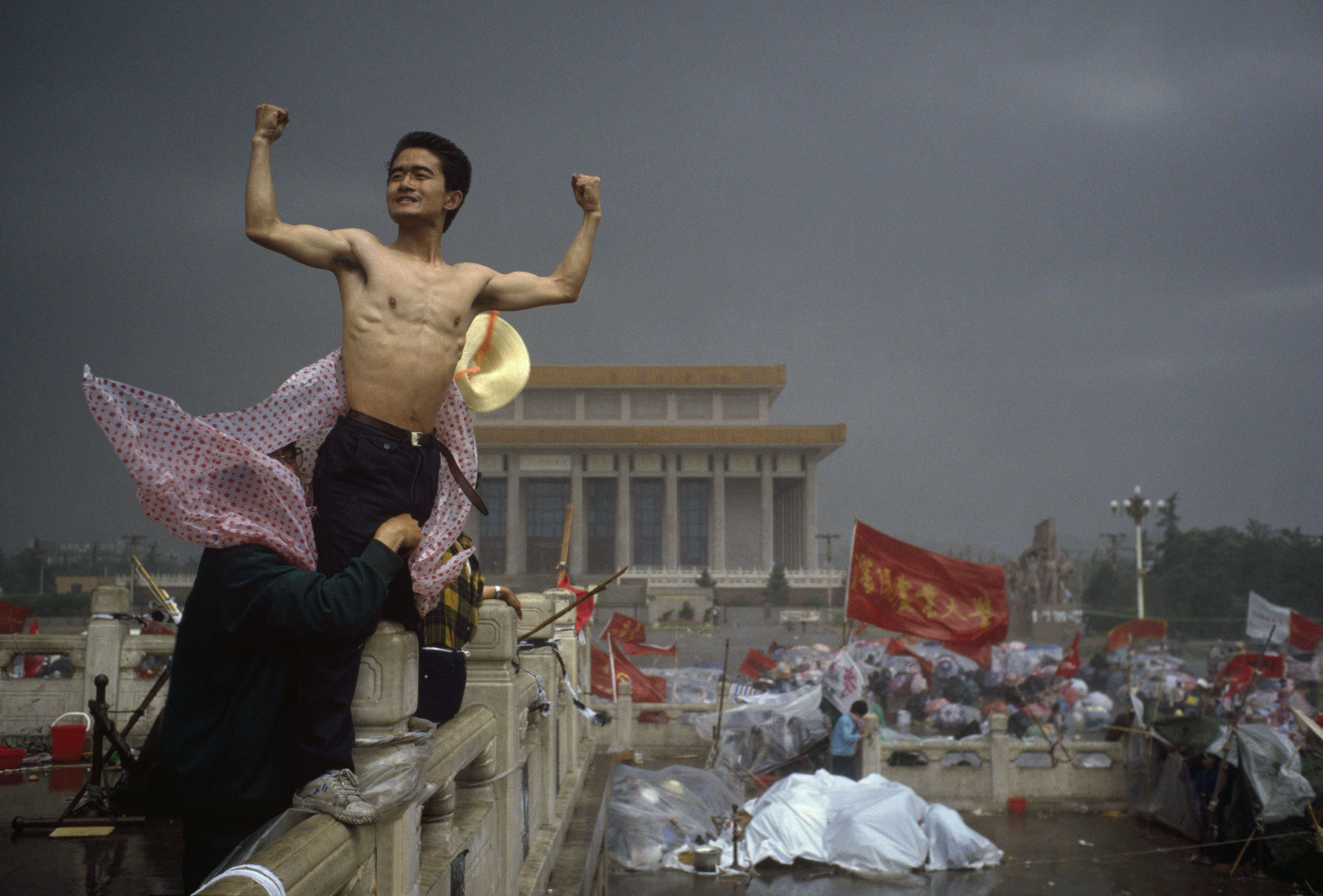 Тяньаньмэнь в 1989 году события. Площадь Тяньаньмэнь 1989. Площадь Тянь Ань Мынь 1989. События в Пекине на площади Тяньаньмэнь 1989. Пекин площадь Тяньаньмэнь 1989 год.