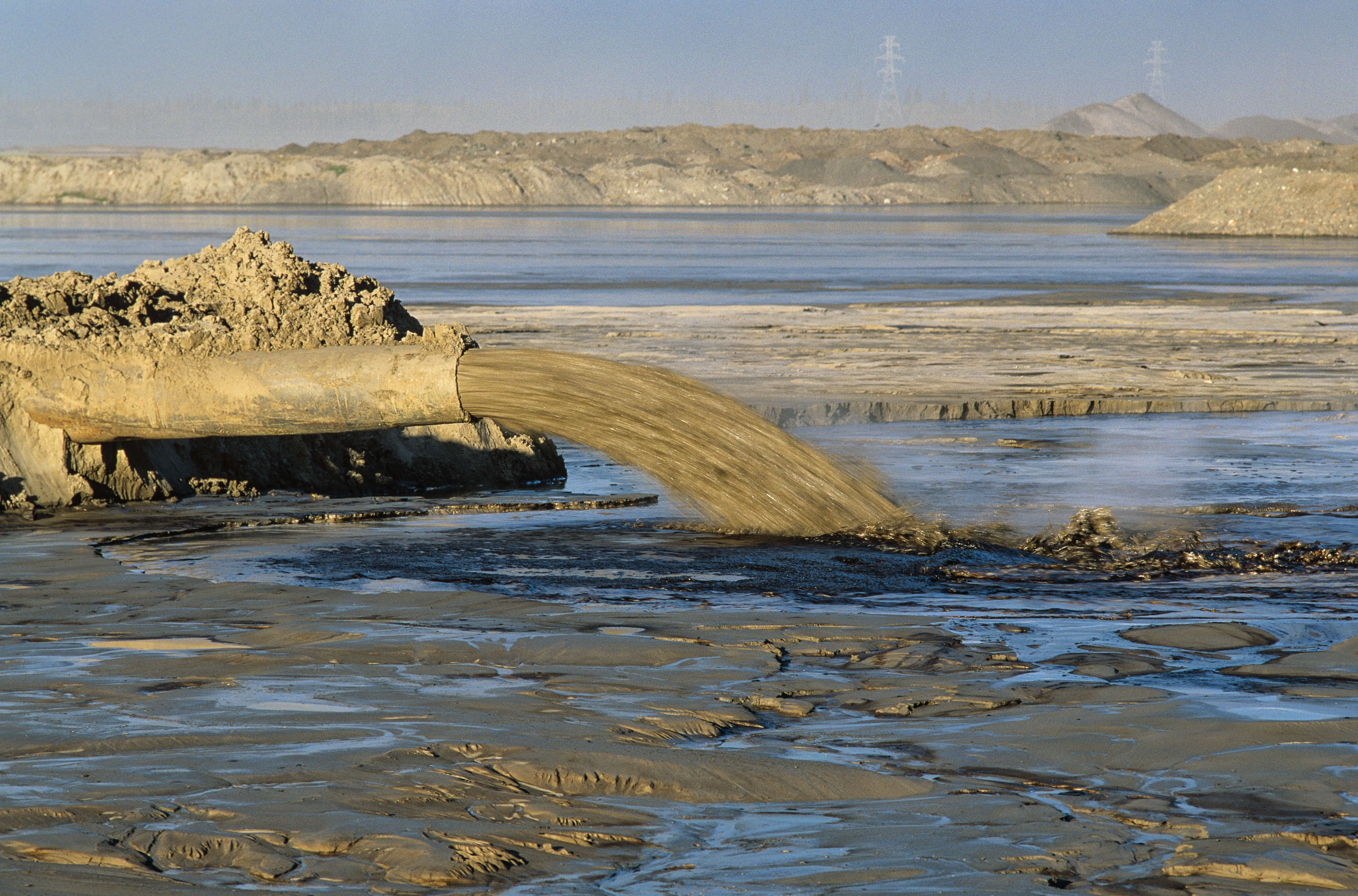 Tar-sands-related tailings ponds in the Athabasca Oil Sands area are ...